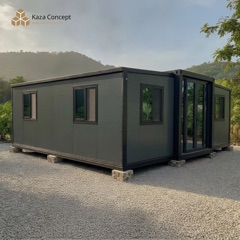 KAZ Pepper Black vu du côté gauche, posé sur plots dans un jardin tropical