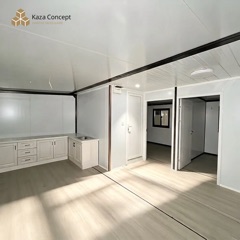 Séjour du KAZ Pepper Black avec cuisine en L blanche et accès aux chambres