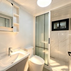 Salle d'eau du KAZ Pepper Black : douche vitrée, WC et vasque avec miroir