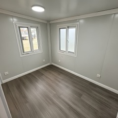 Chambre du KAZ Pepper Black, deux fenêtres d'angle et parquet gris