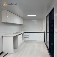 Cuisine équipée en L du KAZ Duplex, façades blanches et plan de travail clair