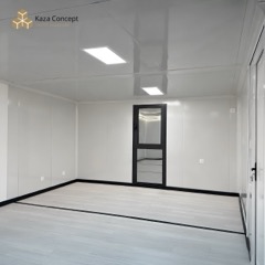 Pièce de vie du KAZ Duplex, murs blancs et sol imitation bois clair
