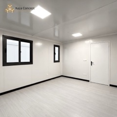 Chambre du KAZ Duplex avec deux fenêtres et porte intérieure