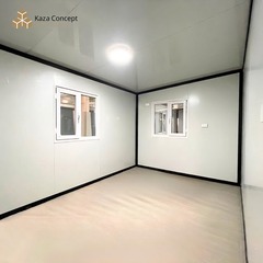 Chambre du KAZ Pavillon avec deux fenêtres et sol clair