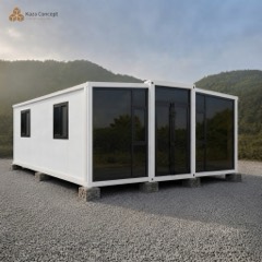 KAZ Pepper White vu du côté gauche, paroi blanche à deux fenêtres, posé sur plots dans un jardin tropical