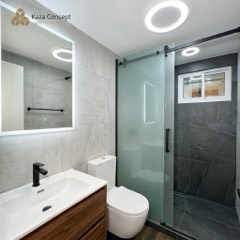 Salle d'eau du KAZ Pepper White : douche à l'italienne vitrée, WC et vasque avec miroir LED
