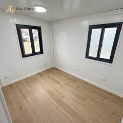 Chambre du KAZ Pepper White, deux fenêtres d'angle et parquet clair