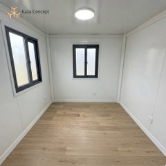 Seconde chambre du KAZ Pepper White, fenêtres à cadre noir et parquet clair