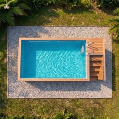 Piscine container vue aérienne du dessus : bassin bleu, margelle et escalier en bois, entourage graviers